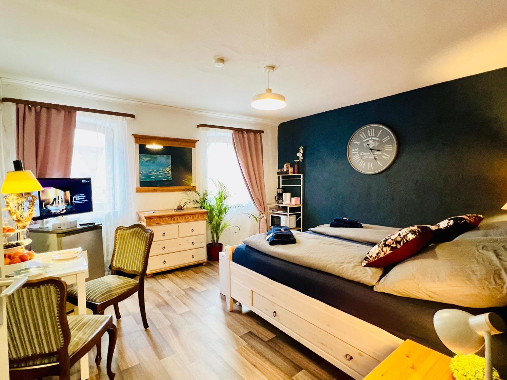 Amelie - Mit Tv, W-lan, Mikrowelle Und Kuehlschrank, Bad Mit Dusche Apartment *